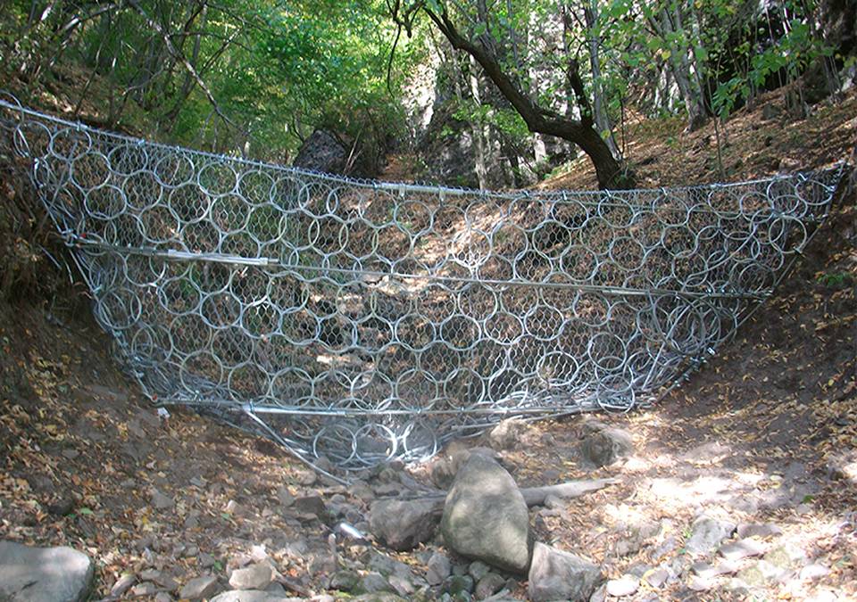 Ring net system and hexagonal netting system are directly anchored to the valley surface.