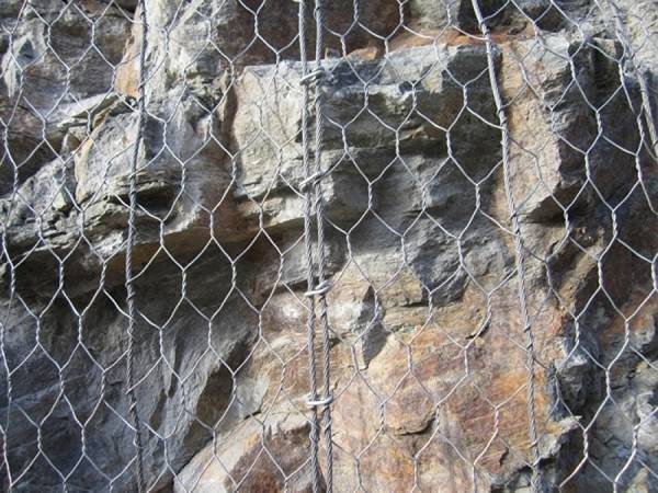Sewing ropes pass through the wire mesh for connection.