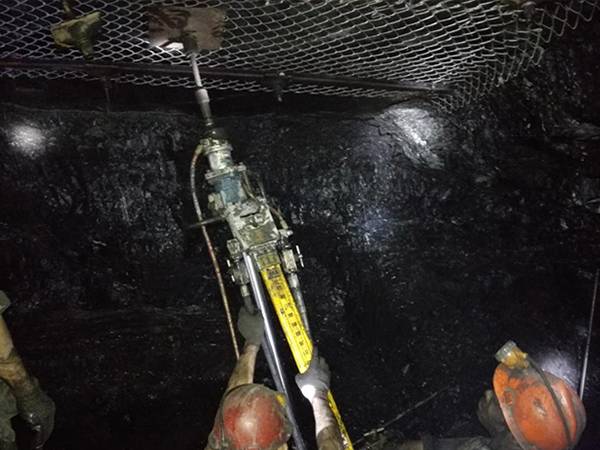 La máquina está pavimentando la malla Mincon.