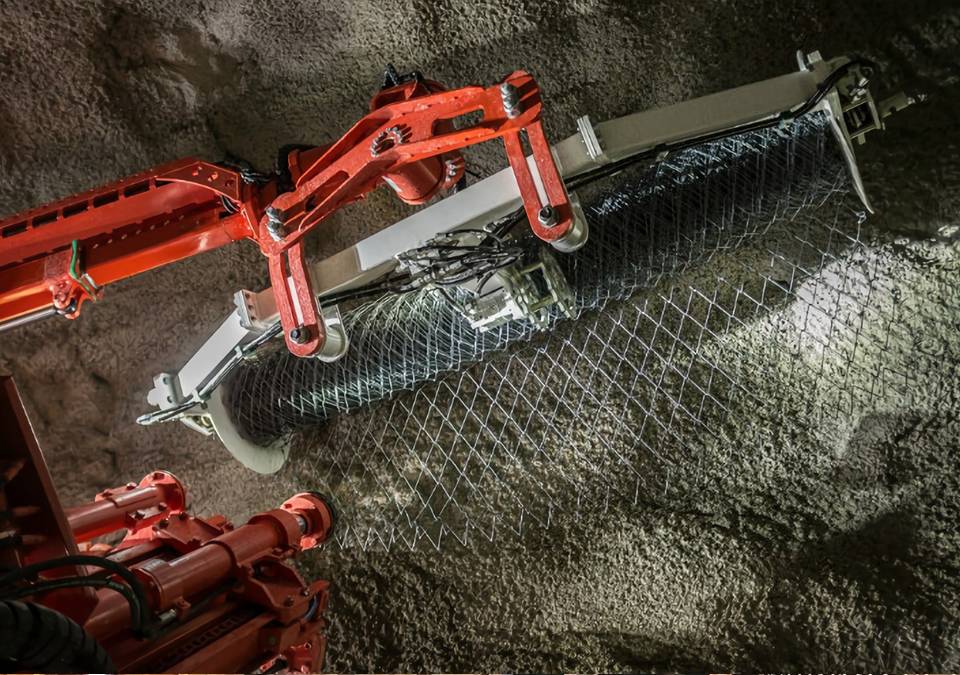 La máquina está pavimentando la malla mincon sobre el techo de la superficie minera.