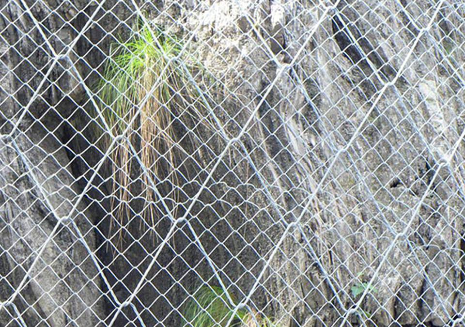La superficie de la roca está completamente cubierta por una malla rockcon y una red de pendiente rockcon reforzada.
