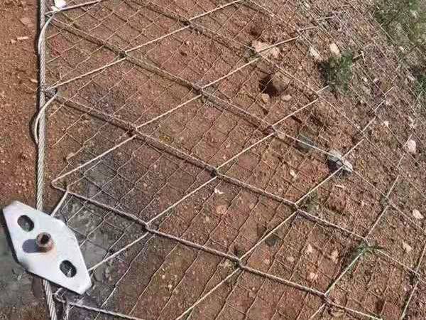 The reinforced rockcon system is firmly fixed on the slope surface.