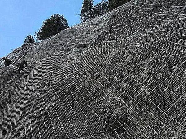 Claw type spike plate fixes the Rockcon® mesh firmly on the slope surface.