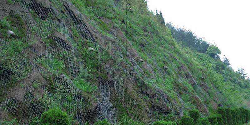 Rockcon® system drops from the top of the slope and covers the slope surface.