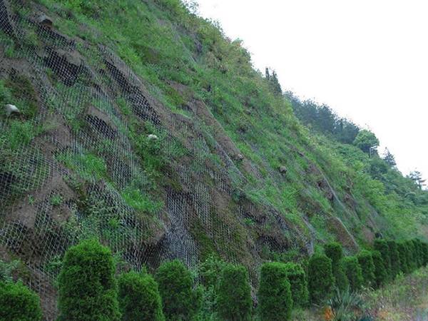 Rockcon® system drops from the top of the slope and covers the slope surface.